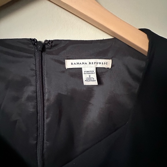 Banana Republic Stretch Wool Short Sleeve Black Dress
Size 2 - Picture 4 of 5